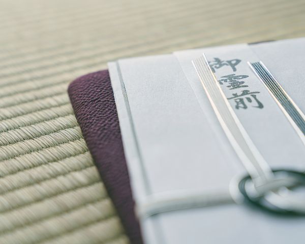 【贈り物のマナー】葬儀でお菓子を持参する際のマナーは？